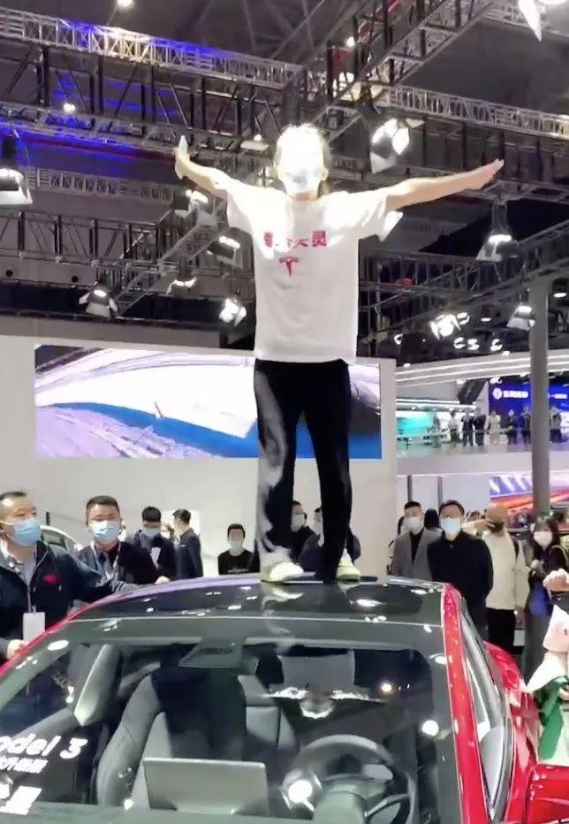 特斯拉维权车主：通行证是实名申请车展人员带领入场