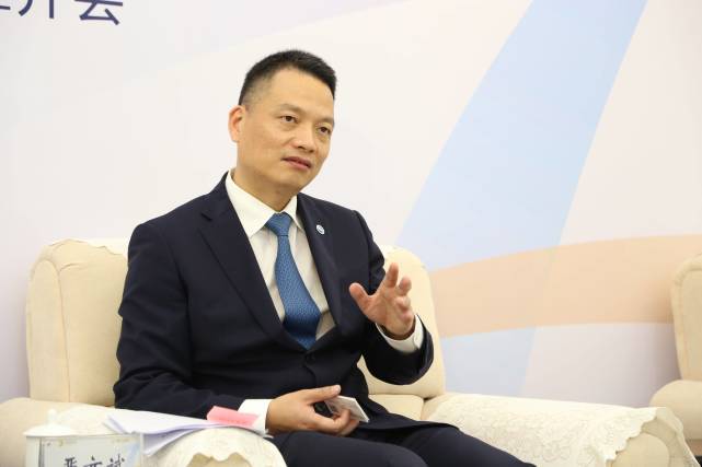 AxiTrader:外部研究援助、内部培训和授权